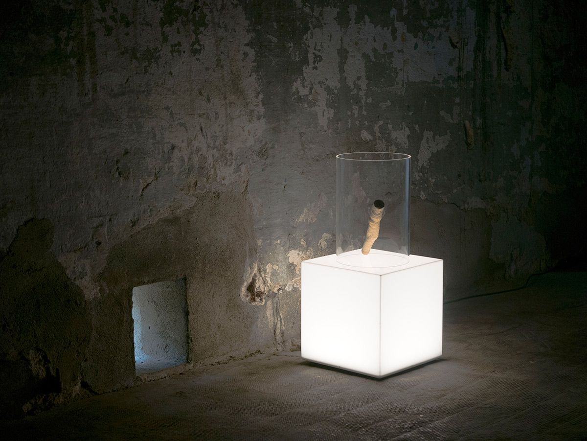 scultura Segno Istante, reperto incontrato in sito, carota di travertino su cubo luminoso cm 30 x 30 x 62 cm 