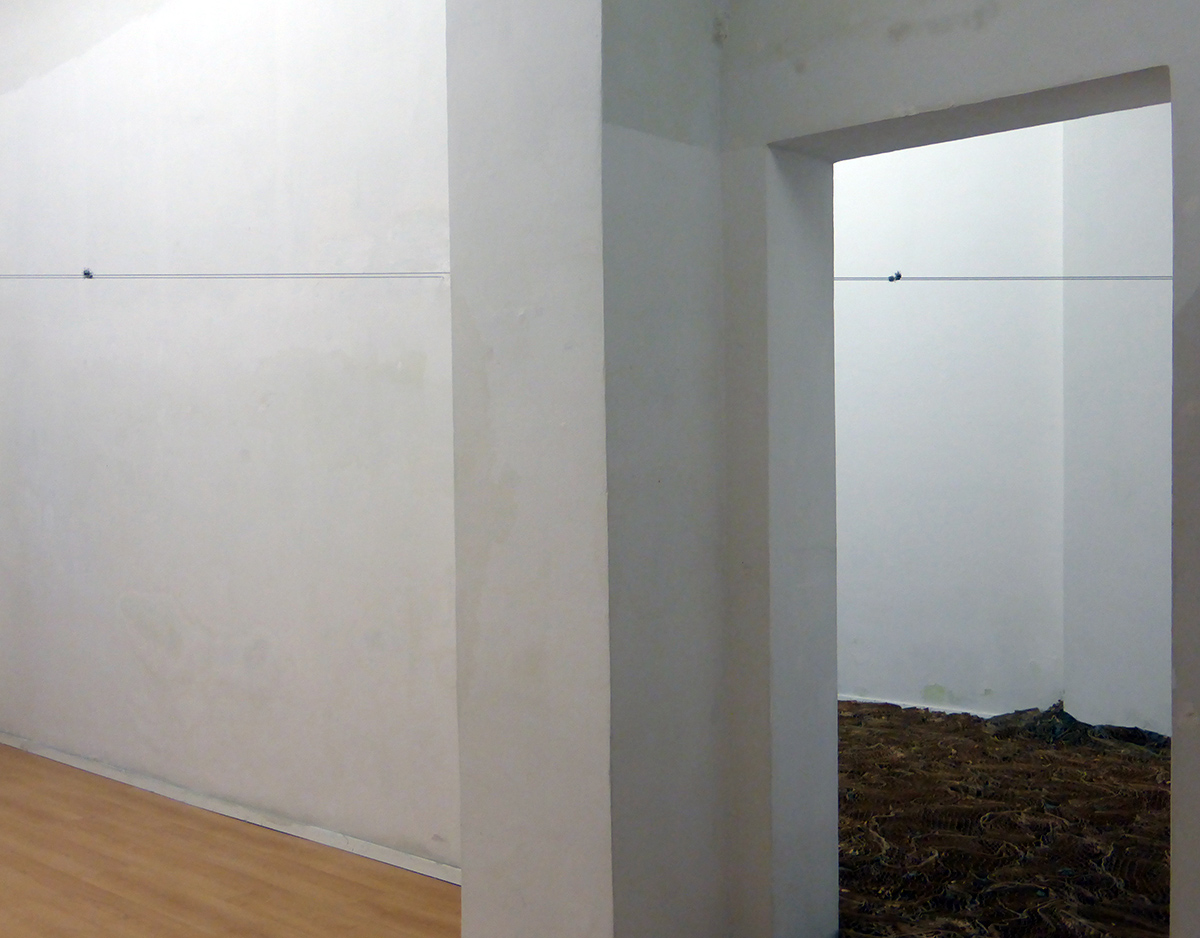  INFRA Foto Ambientale Intervento Site Specific: Argilla cruda, Cartone alveolare, Magneti su cavi in ferro e graffette di recupero