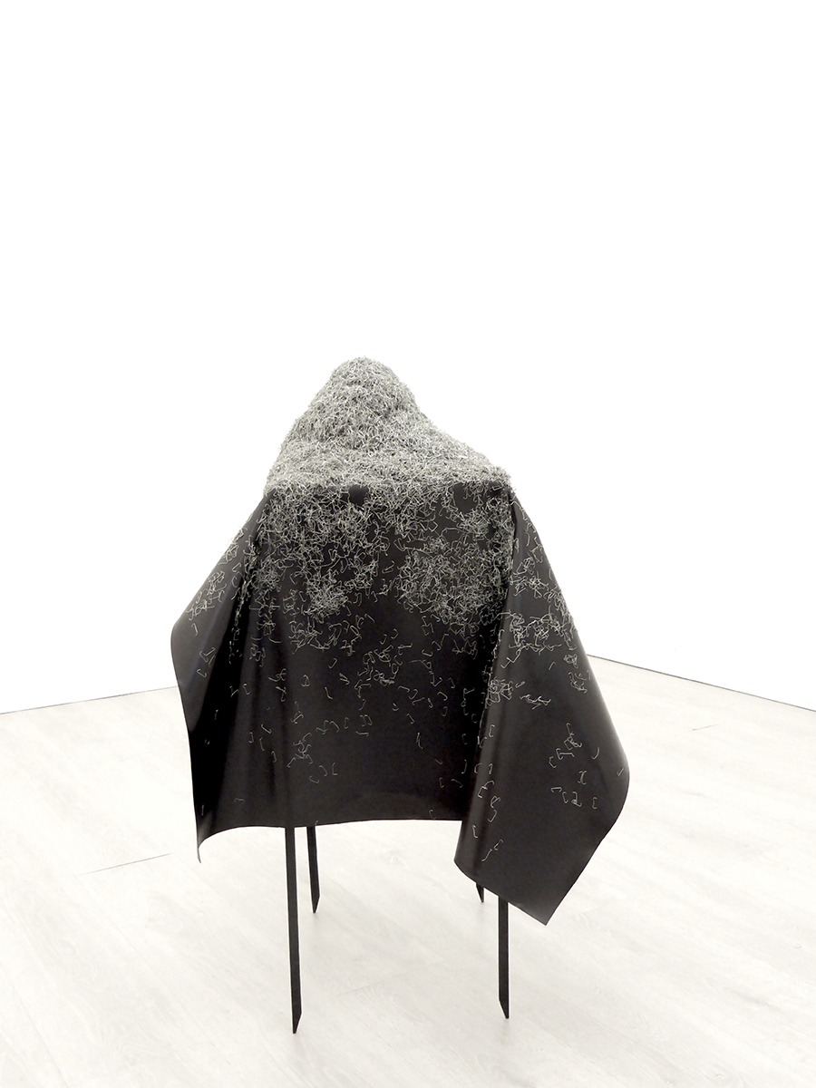 INFRA Scultura: Graffette di recupero - tovaglia magnetica - tavolo ossidato cm 90 x 70 x 70 cm
