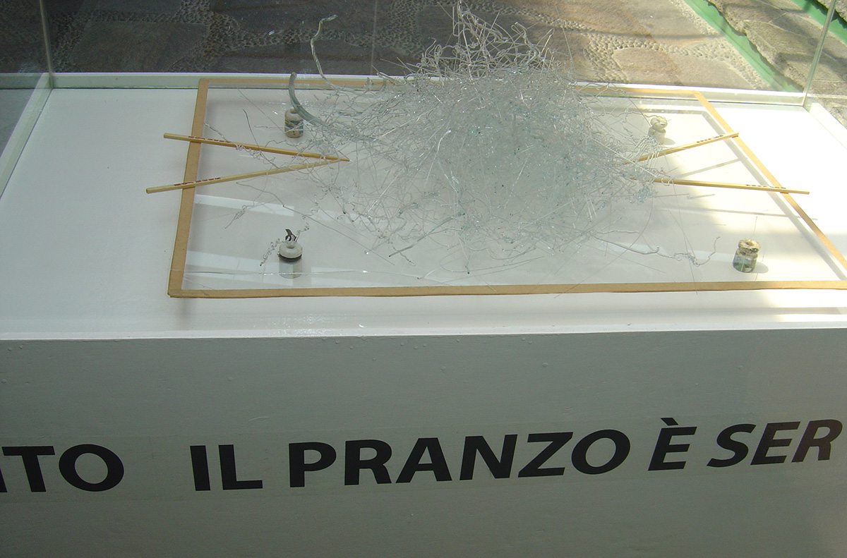 Il pranzo é servito, 2004, Vetro, fili in vetro di recupero, elementi di porcelana, bastoncini cinesi, e testo. Dimensioni variabili