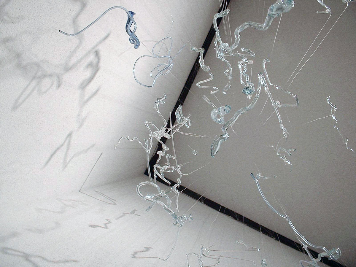 Fragil de Ubicaciòn Especifica, 2004, Vetri, Nylon Dimensione variabile
