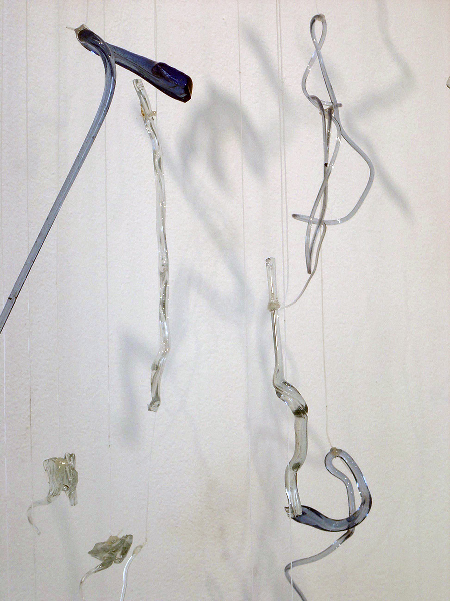 Fragil de Ubicaciòn Especifica, 2004, Vetri, Nylon Dimensione variabile
